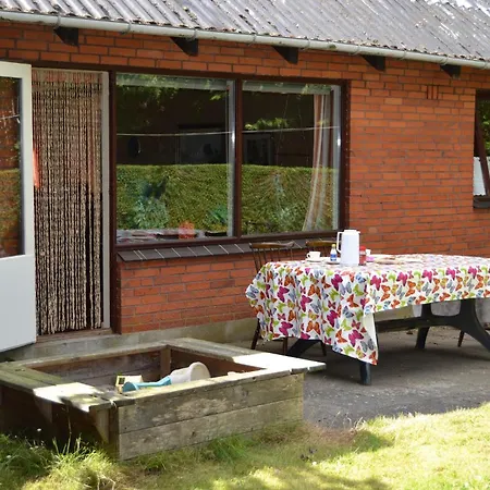 2 Bedroom Cozy In Feriehus Stouby