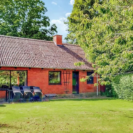 2 Bedroom Cozy In Feriehus Stouby